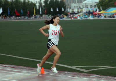 我校體育院系龍俊榮同學獲800米、1500米、4×400米三塊金牌