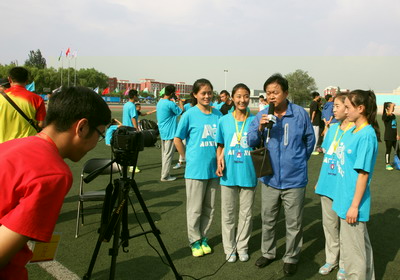 我校體育院系組女子獲4X400接力冠軍破紀錄接受采訪